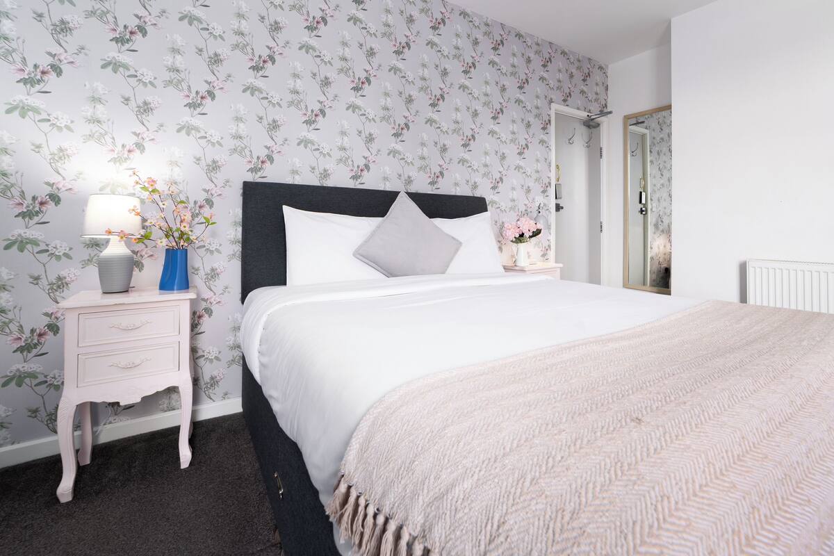 Habitación doble Confort, 1 cama Queen size | Escritorio y espacio para trabajar con laptop