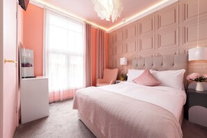 Doppia Standard | Una scrivania, postazione laptop, ferro/asse da stiro, Wi-Fi gratuito