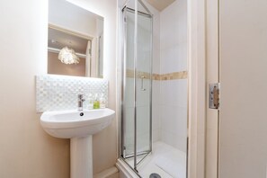 Chambre Double Standard | Salle de bain | Ensemble douche/baignoire, sèche-cheveux, serviettes fournies, savon