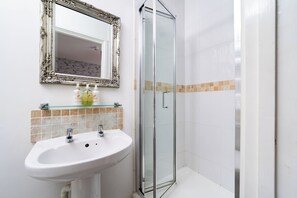 Habitación doble estándar | Baño | Tina con regadera, secadora de cabello, toallas, jabón