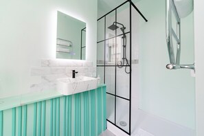 Doppia Standard | Bagno | Combinazione doccia/vasca, asciugacapelli, asciugamani, sapone