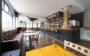 Bar (on property) - Harbour Hub Hotel (Southampton)