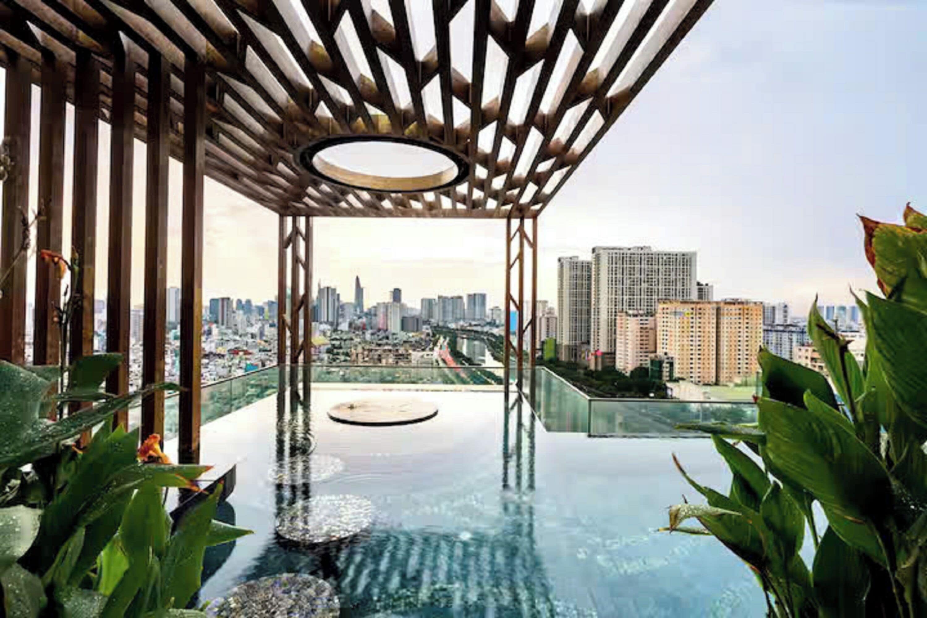 Una piscina al aire libre