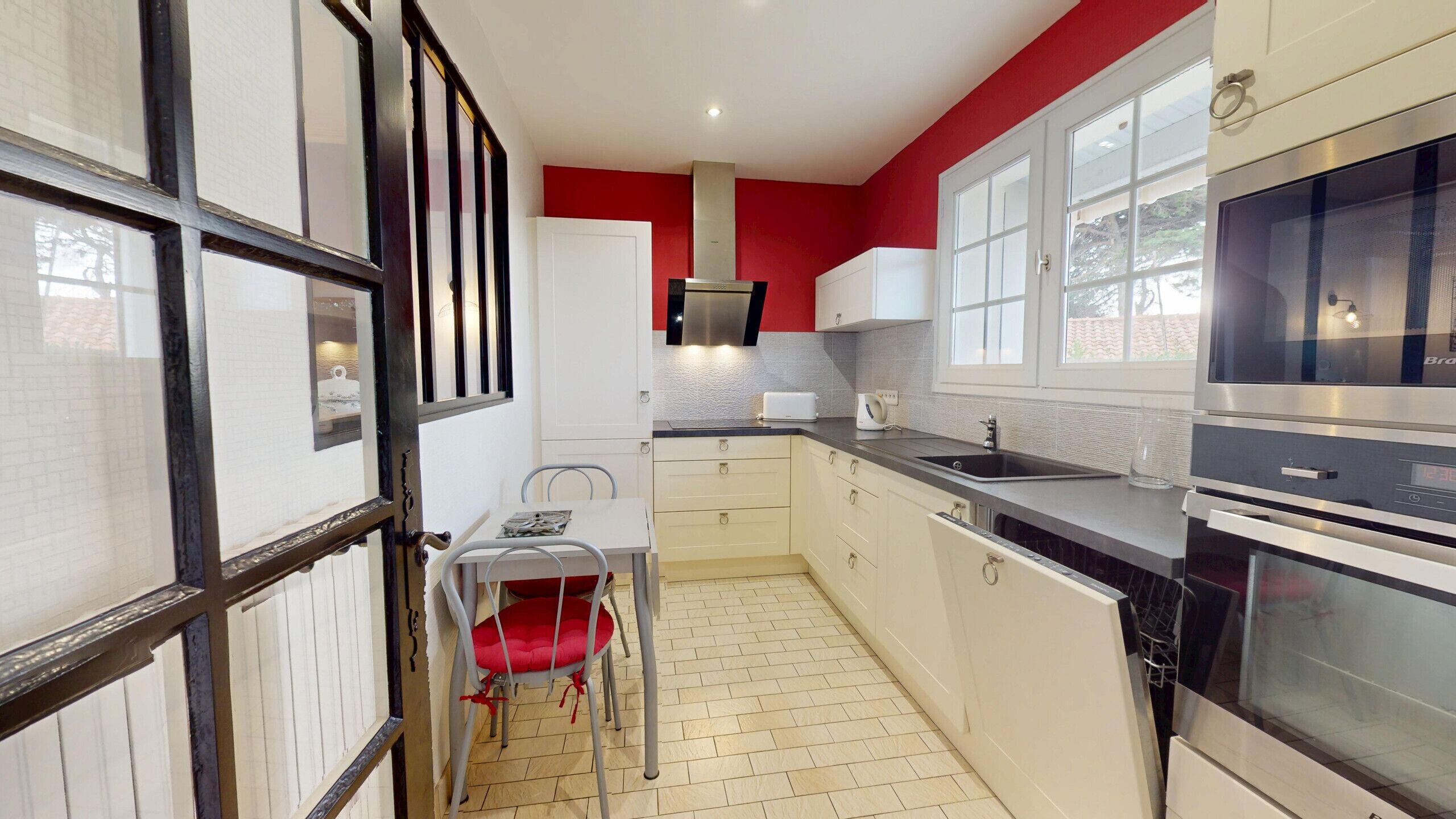 Jääkaappi, mikroaaltouuni, uuni, astianpesukone