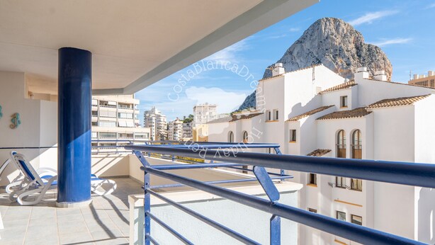 A balcony with a view of a mountain and buildings. - CostaBlancaDreams - Apartment Turis in Calpe (Calpe)