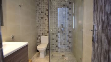SĂšche-cheveux, serviettes fournies, savon, papier toilette