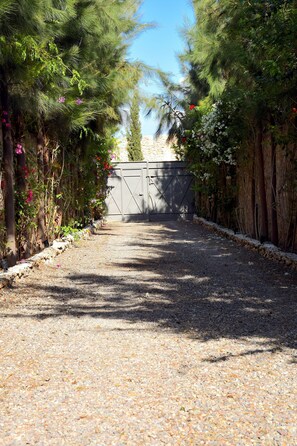 المنطقة المحيطة بالمنشأة