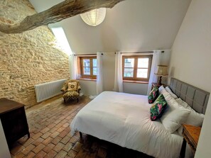 5 bedrooms, free WiFi, bed sheets - Le 6 Grande Rue - Renovated Townhouse with Terrace and Garden (Saint-Gengoux-le-National)