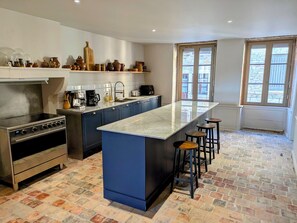 Fridge, microwave, oven, stovetop - Le 6 Grande Rue - Renovated Townhouse with Terrace and Garden (Saint-Gengoux-le-National)