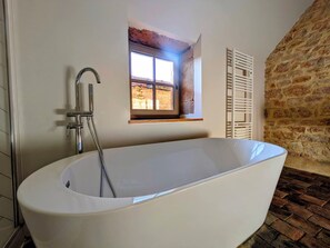 Shower, hair dryer, towels, toilet paper - Le 6 Grande Rue - Renovated Townhouse with Terrace and Garden (Saint-Gengoux-le-National)