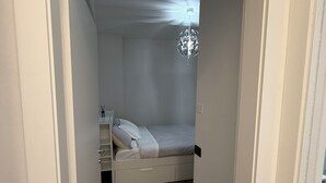 A bedroom with a bed, a bedside table, and a hanging light fixture. - Adriano Space, a complete and functional apartment in the center of Modena (Modena)