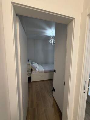 2 slaapkamers, een strijkplank/strijkijzer, internet, beddengoed