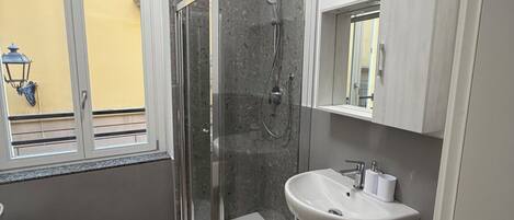 Douche, sèche-cheveux, bidet, serviettes fournies