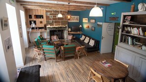 Una sala de estar acogedora con chimenea, muebles de madera y una estantería.