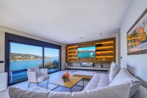 Smart TV, fireplace, stereo - A luxurious specious 4 bedroom 3.5 bathrooms sea front modern villa (XIROPIGADO)