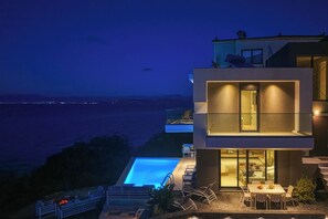 Outdoor dining - A luxurious specious 4 bedroom 3.5 bathrooms sea front modern villa (XIROPIGADO)