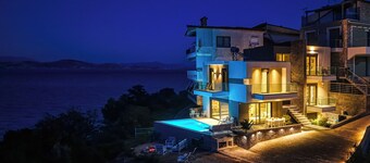 A luxurious specious 4 bedroom 3.5 bathrooms sea front modern villa