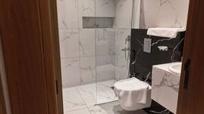 Towels, soap, shampoo, toilet paper - Grand Green Hotel (Jizan)