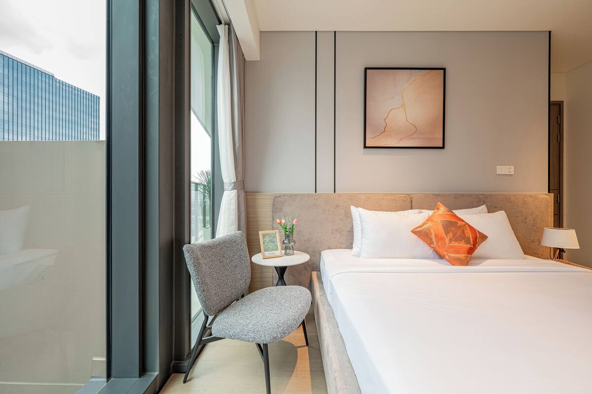 Grand Suite, 1 Bedroom, Club lounge access, City View | Egyptian cotton sheets, premium bedding, down duvets