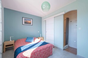 Tabla de planchar con plancha, wifi y ropa de cama 