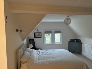 2 habitaciones, tabla de planchar con plancha y ropa de cama 