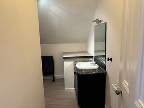 Asciugacapelli, asciugamani, sapone, carta igienica
