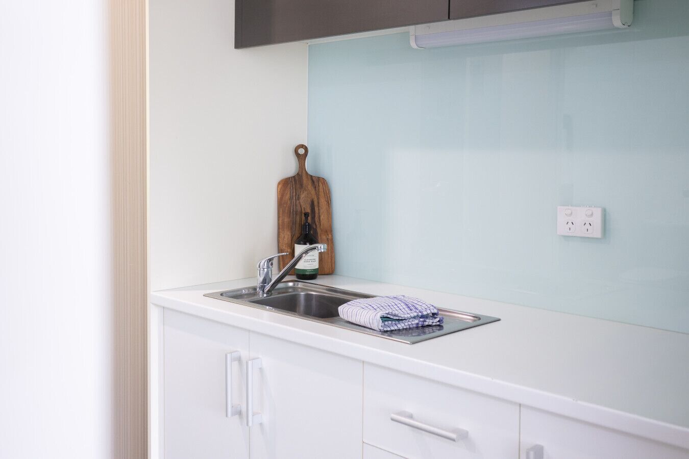 Mikroaaltouuni, kahvin-/teenkeitin, leivänpaahdin