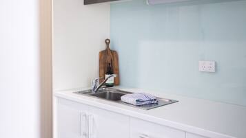 Mikroaaltouuni, kahvin-/teenkeitin, leivänpaahdin