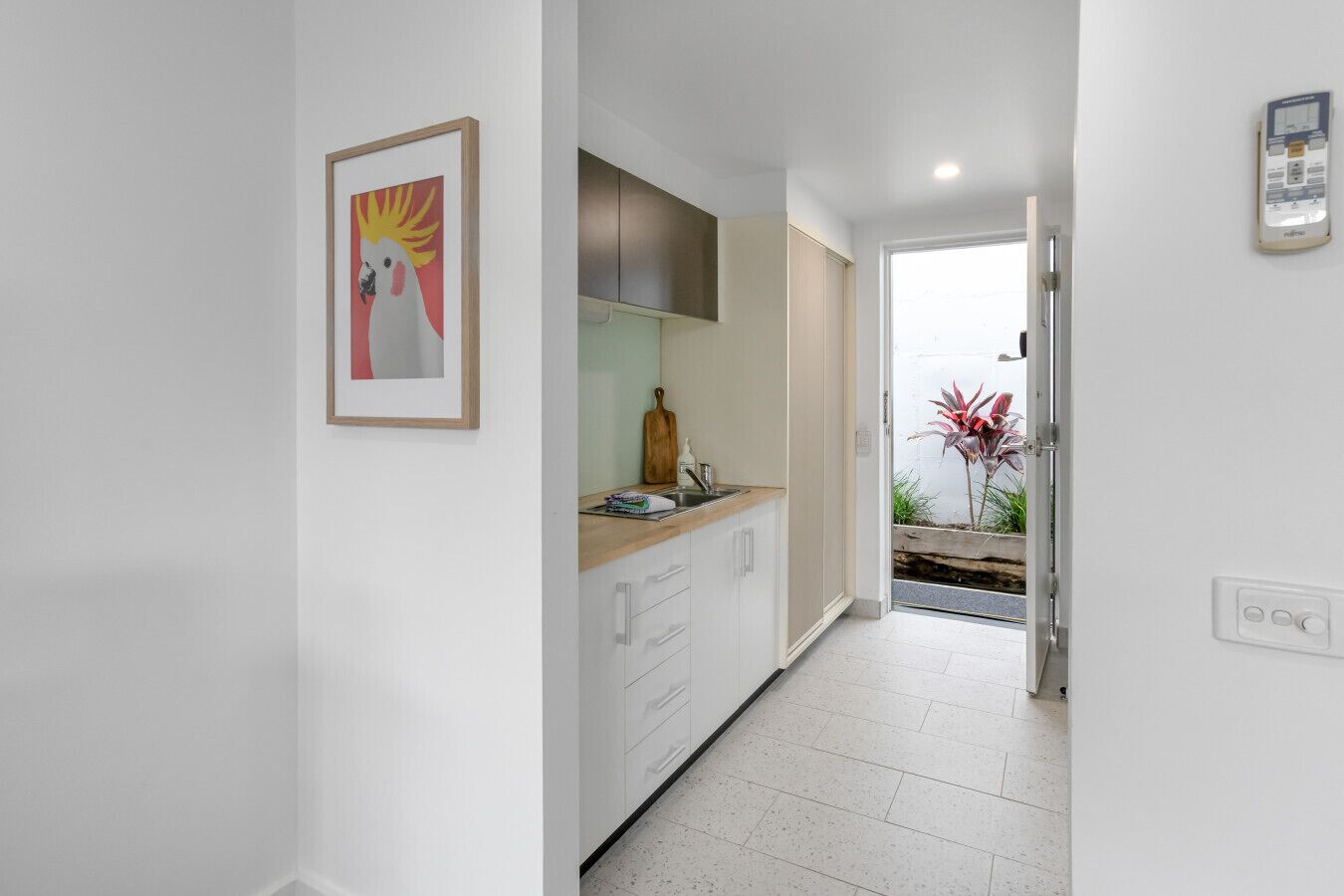 Micro-ondas, cafeteira/chaleira, torradeira