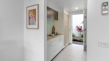 Micro-ondas, cafeteira/chaleira, torradeira