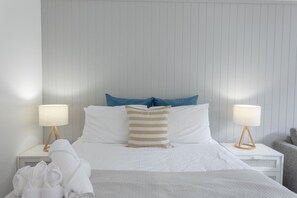 Unclassified image, 4 of 12, button - Bay View Style - Lorne (Lorne)