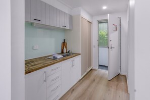 Microondas, cafetera y tetera, tostadora y comedor 