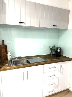 Microwave, coffee/tea maker, toaster, dining tables - Bay View Style - Lorne (Lorne)