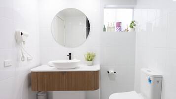 Sèche-cheveux, serviettes fournies