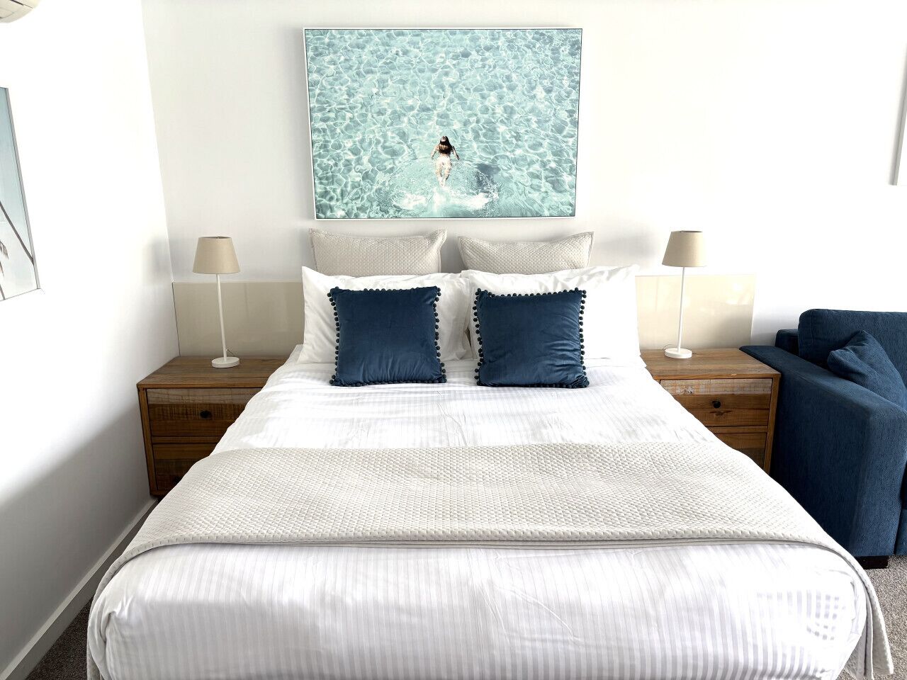 Tabla de planchar con plancha, wifi y ropa de cama 