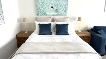 Tabla de planchar con plancha, wifi y ropa de cama