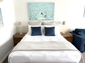 Tabla de planchar con plancha, wifi y ropa de cama