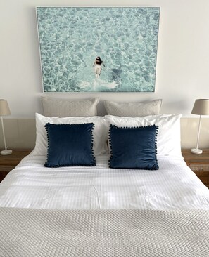 Tabla de planchar con plancha, wifi y ropa de cama