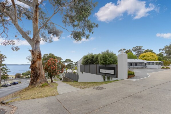 المنطقة المحيطة بالمنشأة