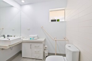 Bathroom - Bay View: Ocean Views (accessible) (Lorne)