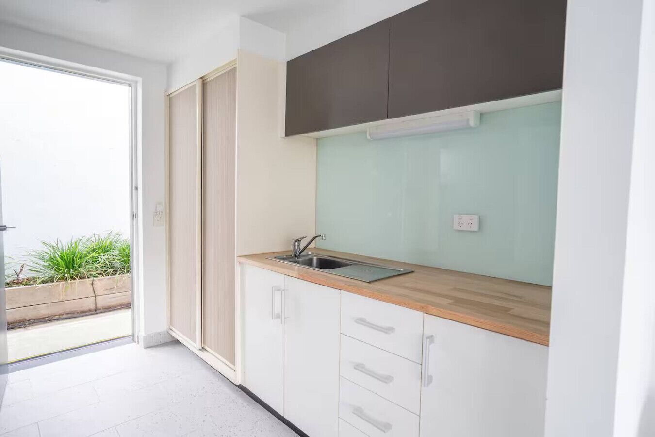 Microondas, cafetera o tetera y tostadora