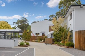 Exterior - Bay View: Ocean Breeze (Lorne)