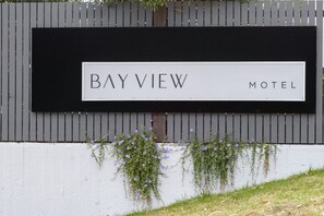 Unclassified image, 3 of 19, button - Bay View: Ocean Breeze (Lorne)