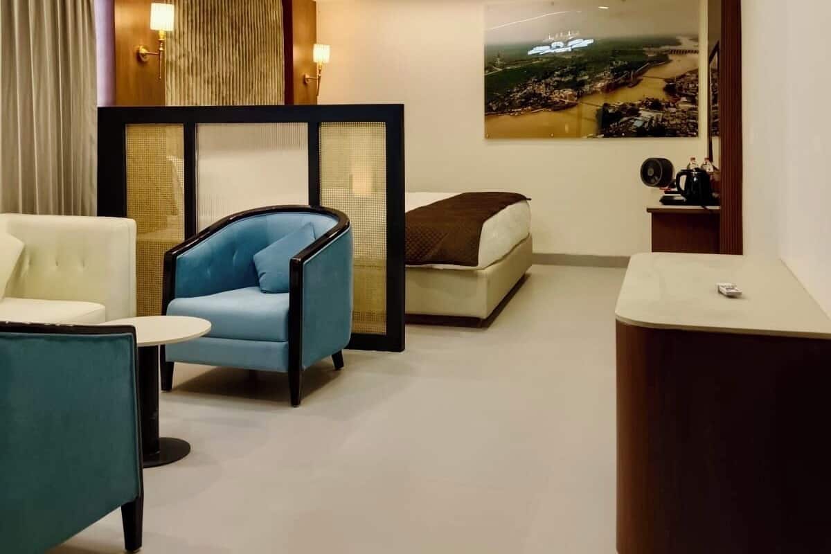 Svit | Värdeförvaringsskåp på rummet, skrivbord och arbetsyta för laptop