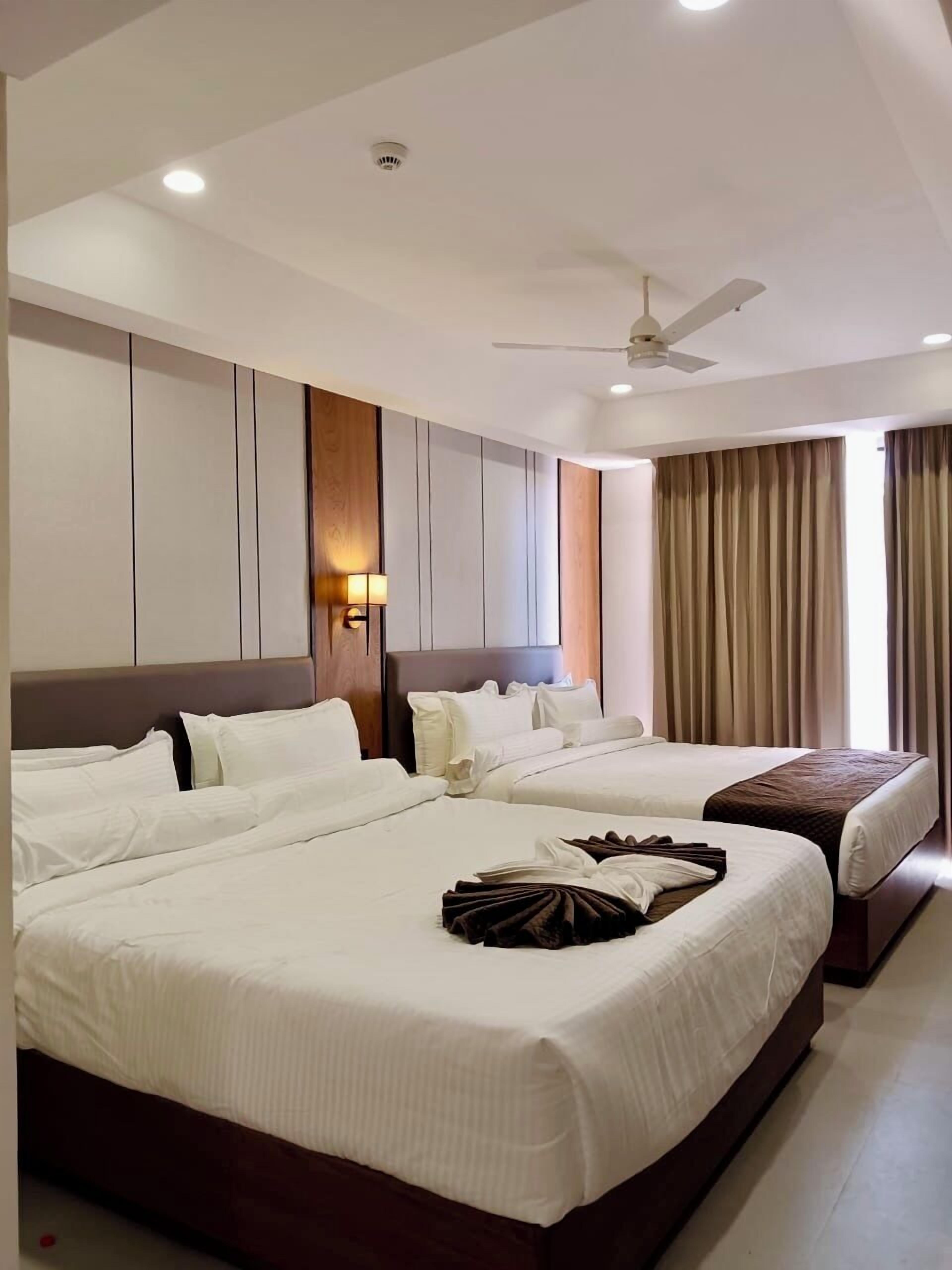 Standard fyrbäddsrum | Värdeförvaringsskåp på rummet, skrivbord och arbetsyta för laptop