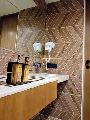 Habitación familiar | Baño | Regadera, amenidades de baño gratuitas, secadora de cabello, pantuflas 