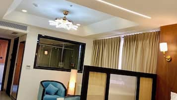 Suite | In-room safe, desk, laptop workspace, blackout drapes