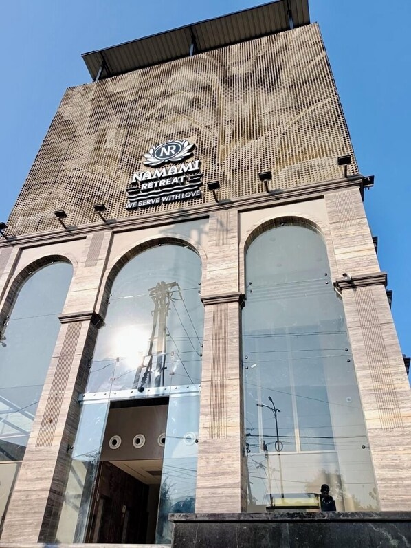 Vista frontal de la propiedad