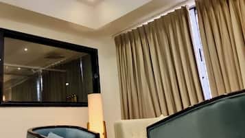 Suite | In-room safe, desk, laptop workspace, blackout drapes