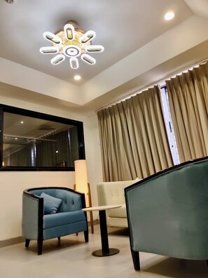 Suite | Peti besi dalam bilik, meja, ruang kerja komputer riba 